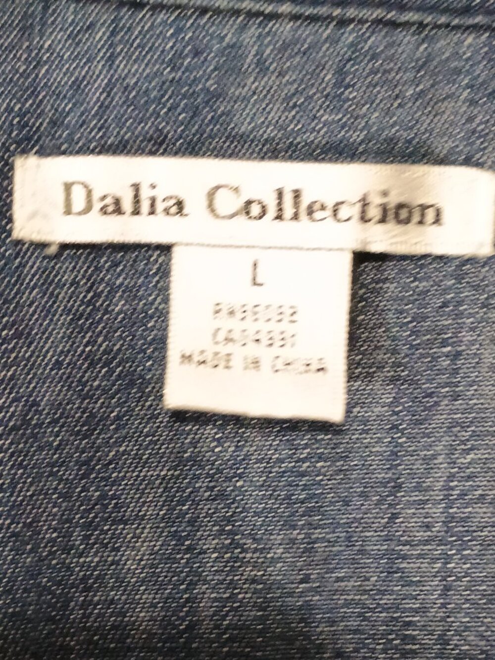 Dalia Collection Women’s L Dark Wash Chambray Denim Button Down Shirt - Picture 4 of 7